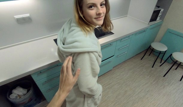 Брат жестко ебет сеструху на кухне: родители спят в соседней комнате!