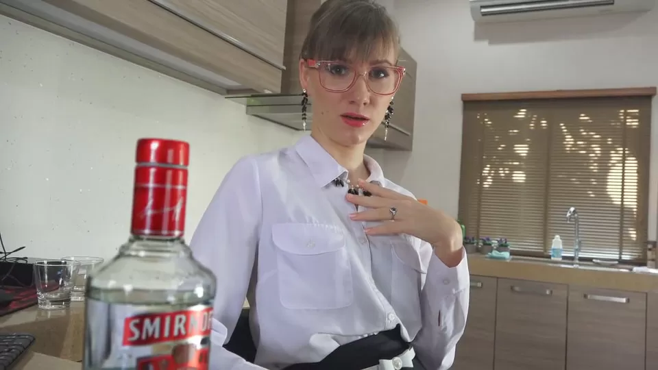 Пьяная русская мамаша трахнулась с пасынком на кухне после водки!