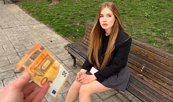 Приютили бездомную сучку, дали бабла и жестко выебали напоследок!