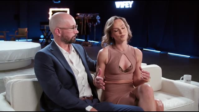 Смотреть видео: жена изменяет с двумя темнокожими партнёрами, а муж-куколд испытывает оргазм